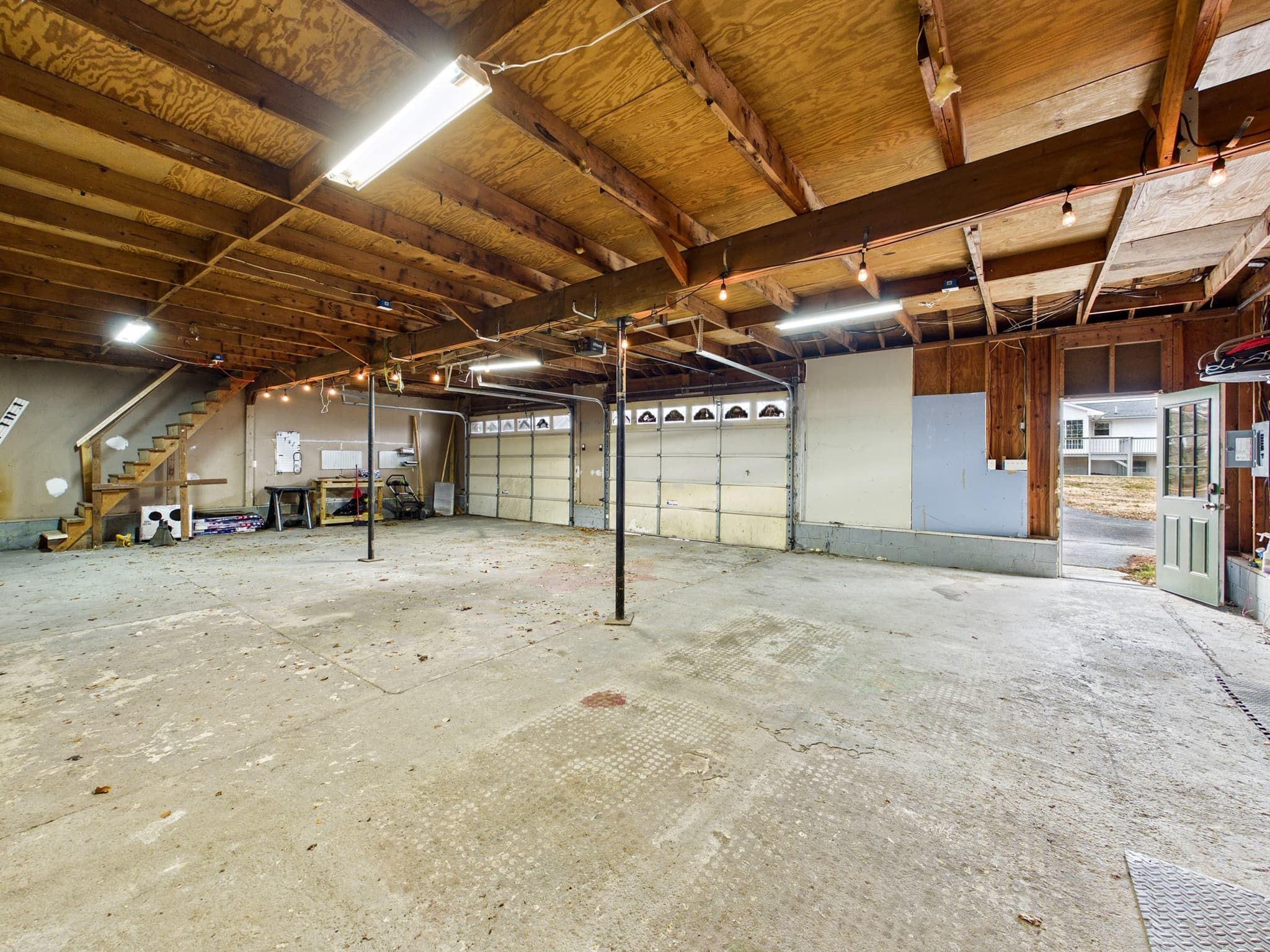 Gallery image slideShow18