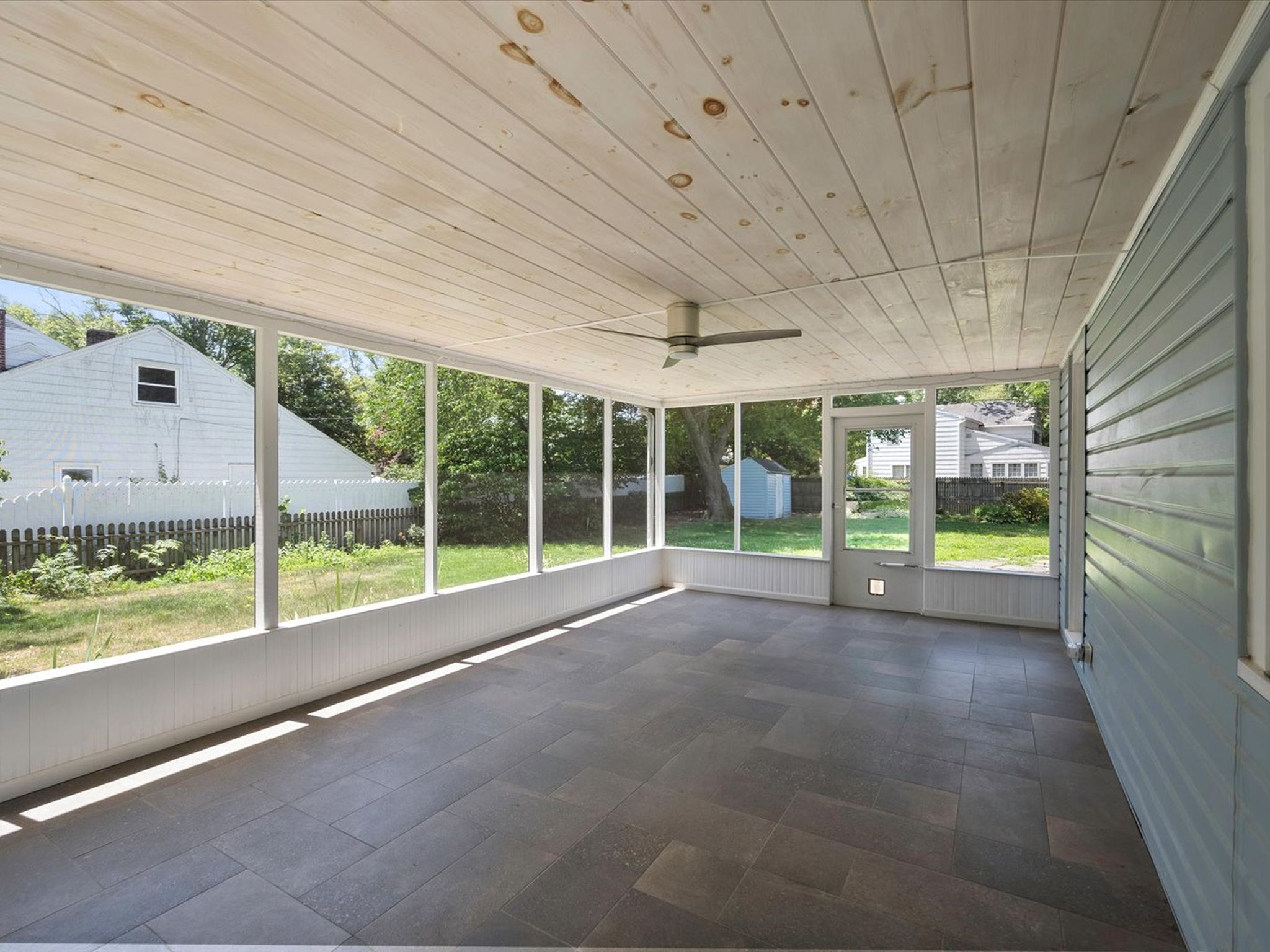 Gallery image slideShow23