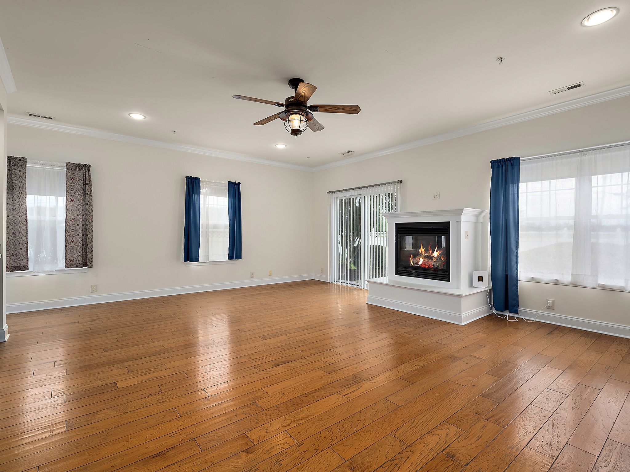 Gallery image slideShow6